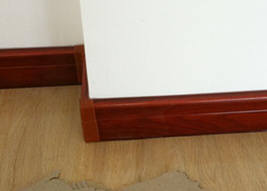 踢脚线开裂需要换吗,踢脚线刚装好咋开裂了