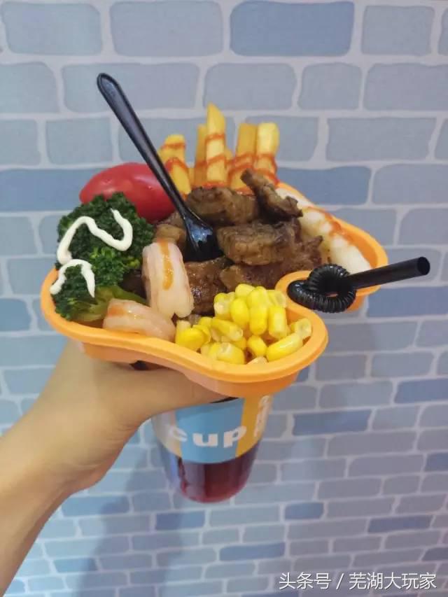 人手一只的杯子,人手一个茶杯