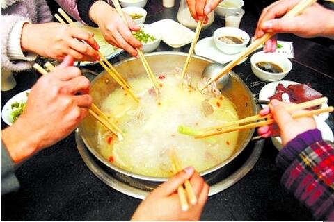 羽绒服炒菜沾上油怎么清理,生活小妙招羽绒服清洗