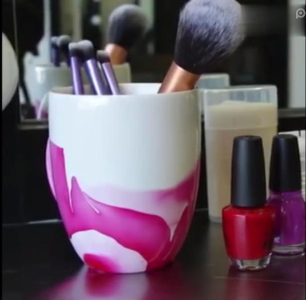 白色杯子放到指甲油的水里，1秒后神奇的事发生了！美爆了！