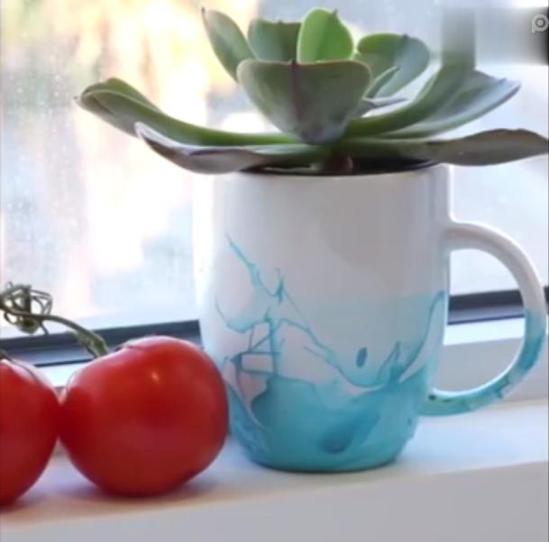 白色杯子放到指甲油的水里，1秒后神奇的事发生了！美爆了！