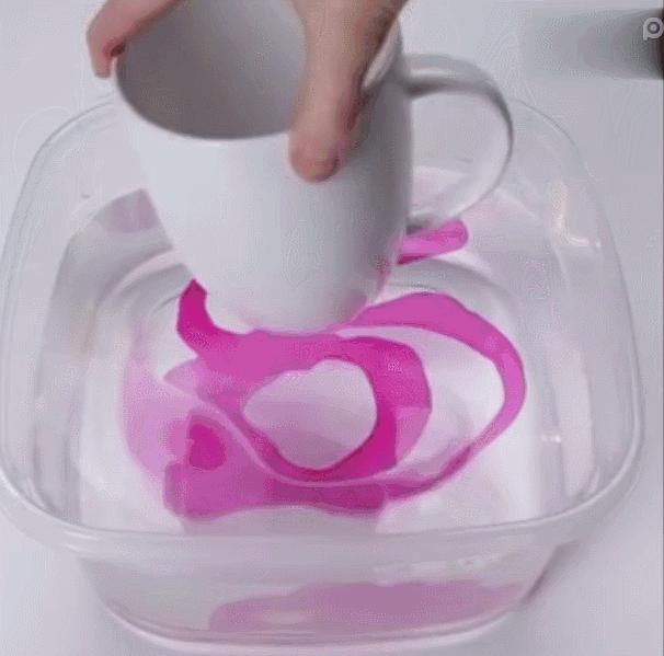 白色杯子放到指甲油的水里，1秒后神奇的事发生了！美爆了！