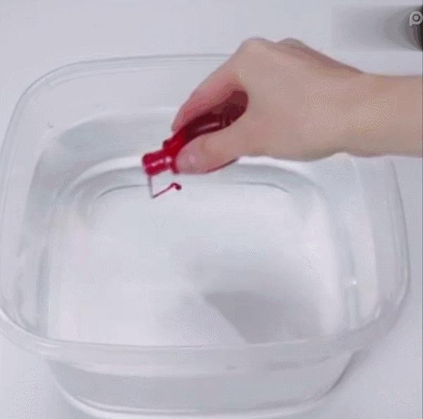 白色杯子放到指甲油的水里，1秒后神奇的事发生了！美爆了！