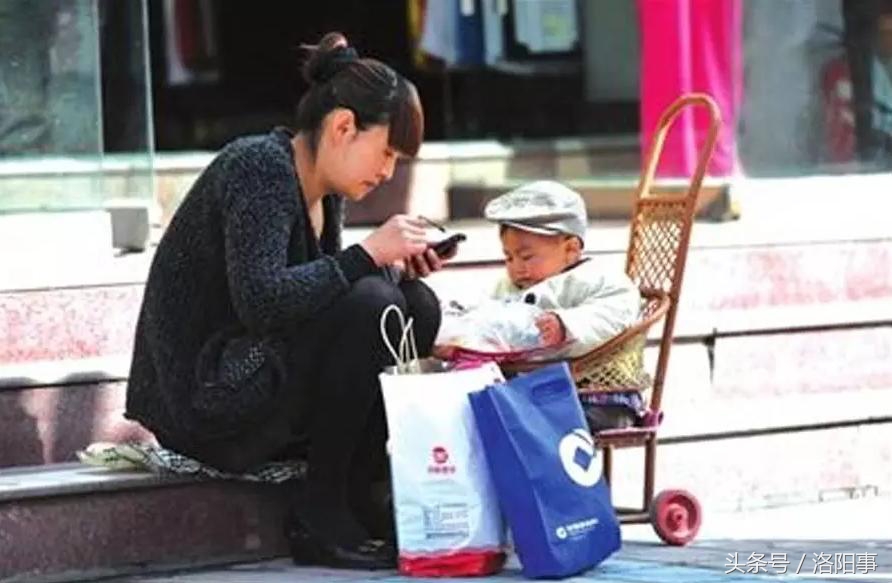 老婆天天玩手机该离婚吗,媳妇天天玩游戏咋办