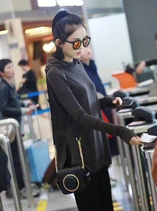 杨幂刘雯等人纷纷终止合作,杨幂刘雯新款包