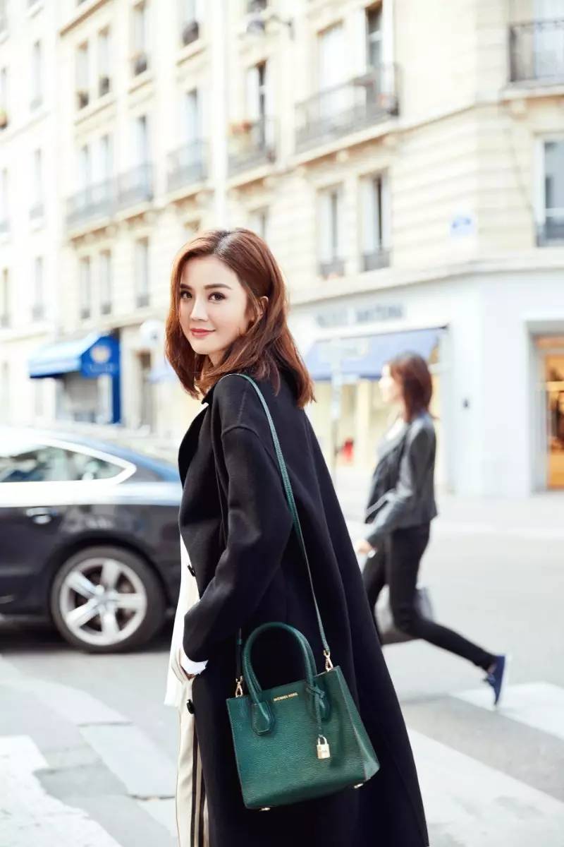 杨幂刘雯等人纷纷终止合作,杨幂刘雯新款包