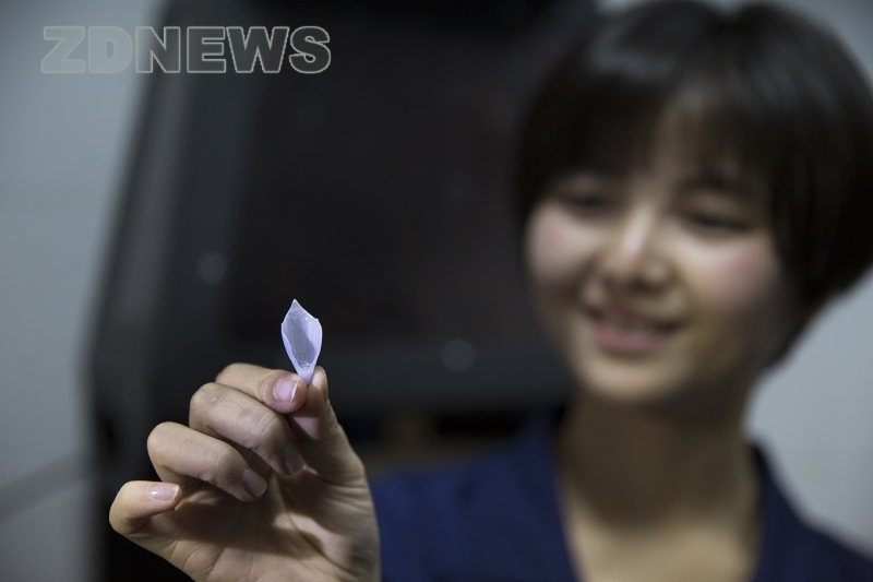 浙大新发明的薄膜：或可治疗近视远视，还能做成珠宝首饰！