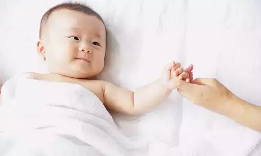 新生儿黄疸，指数多少算正常？什么情况下需要去医院治疗？