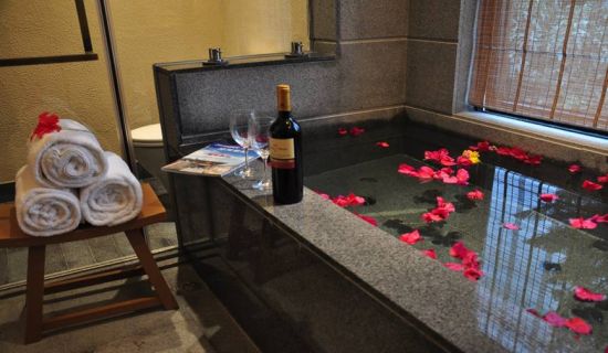 泡温泉是对冬天最起码的尊重！韵航推荐半月山温泉之旅