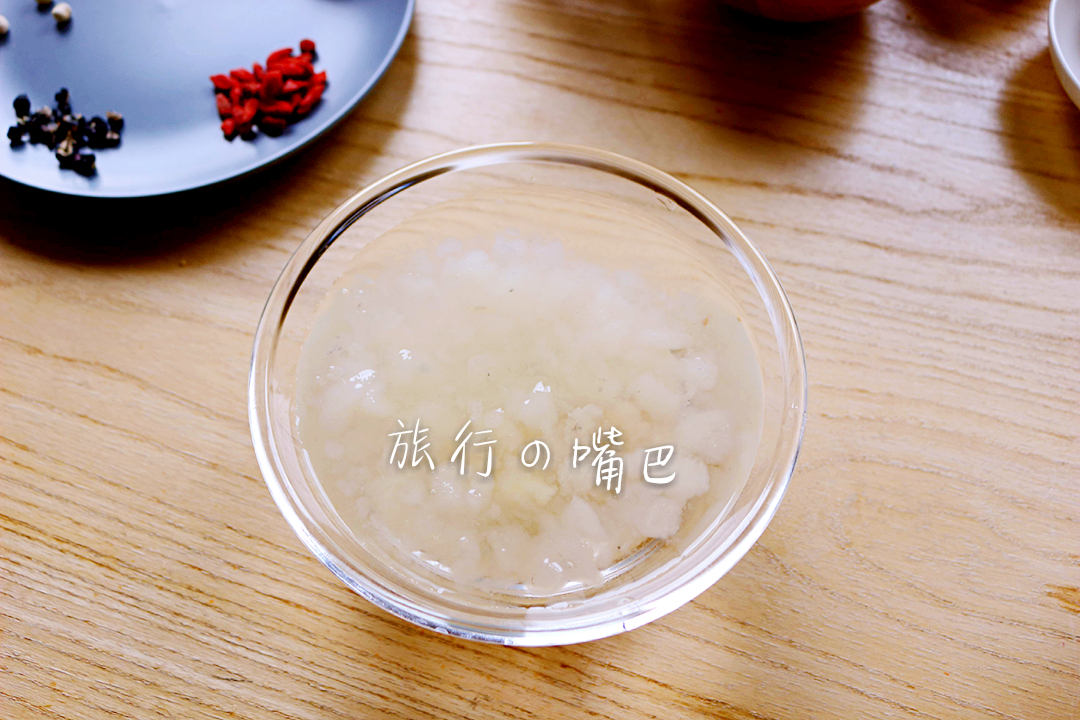 新一轮雾霾来袭，雾霾季润肺食谱之蜂蜜雪蛤炖燕窝