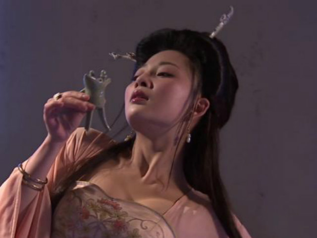 他是“疯暴”皇帝，不仅欺负亲娘岳母还在灵堂前奸污大臣的遗孀