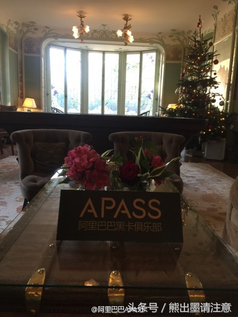 肤白貌美人人夸下一句,肤白貌美还多了一种优雅的气质