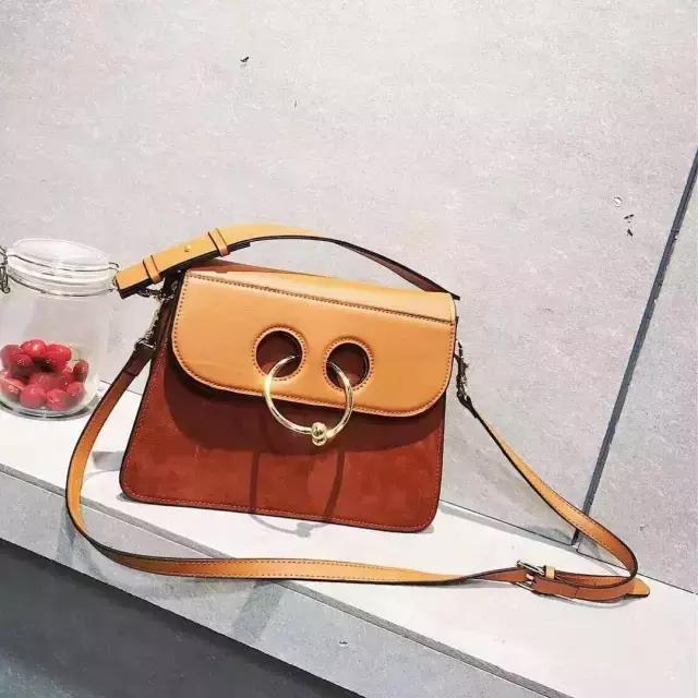 包治百病，我与时髦girl之间只差一枚“麂皮”包了！