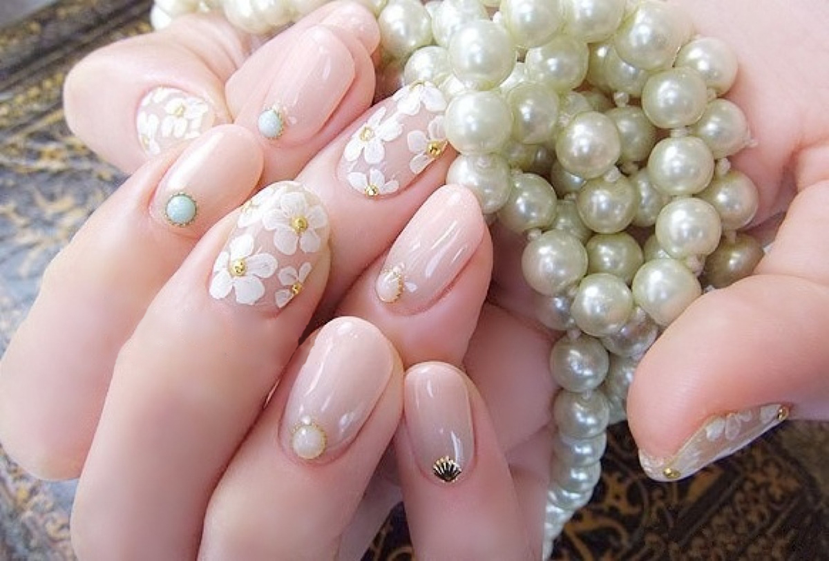 女人涂甲油,女生涂大红色脚甲油