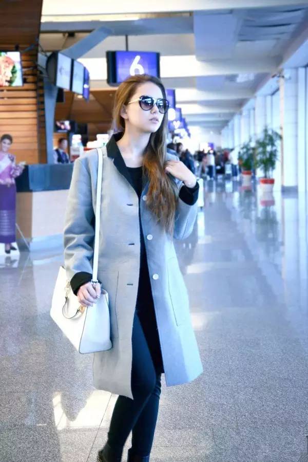 杨幂刘雯等人纷纷终止合作,杨幂刘雯新款包