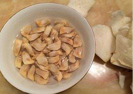 头发容易出油脱发头皮怎么处理,头皮出油长痘怎么回事