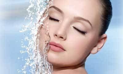 脸部一补水就起皮,脸上起皮发痒如何补水