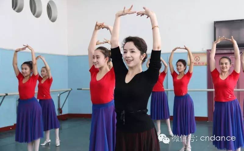 4个舞姿学一支舞,4个简单舞蹈