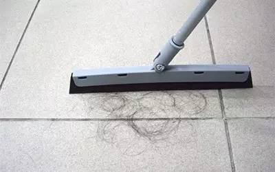 如何清理头发垃圾,如何清理头发上的毛絮