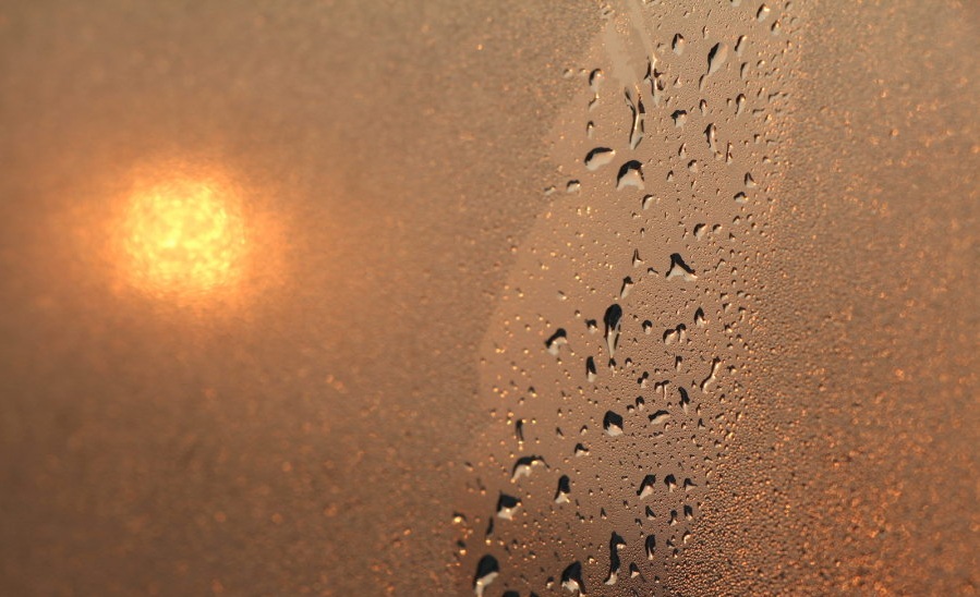 家里玻璃有水汽怎样去除,家里双层玻璃起雾处理方法