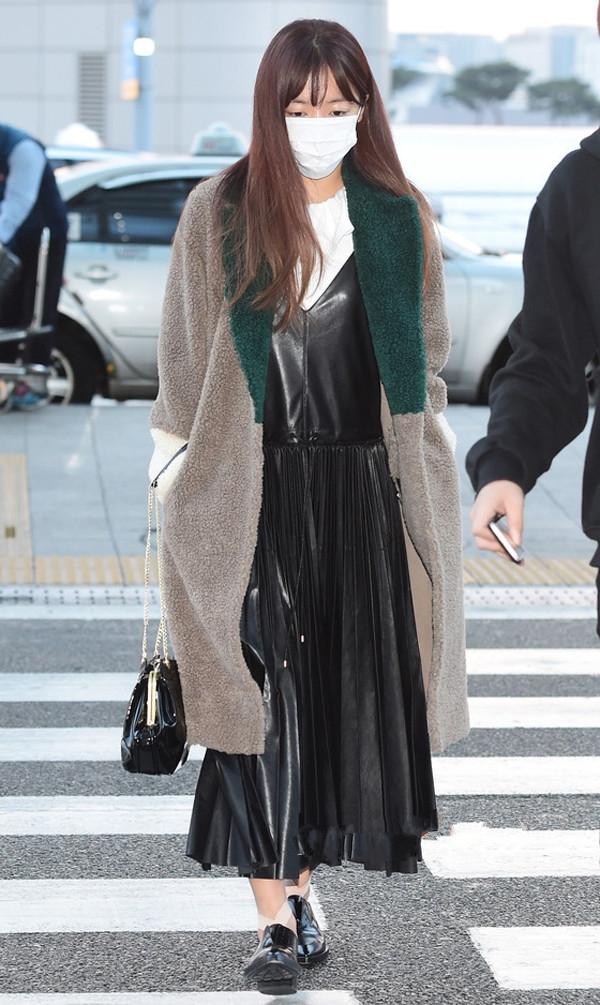 韩国女明星皮衣机场街拍,韩国女明星穿阿迪