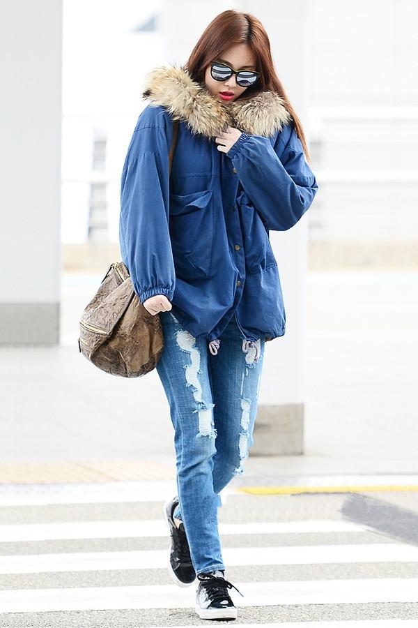 韩国女明星皮衣机场街拍,韩国女明星穿阿迪