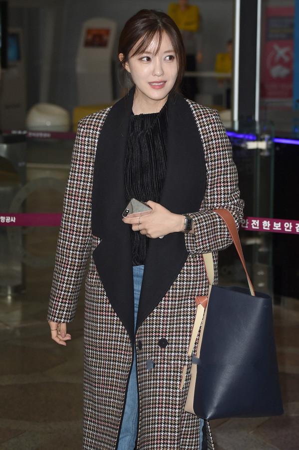 韩国女明星皮衣机场街拍,韩国女明星穿阿迪