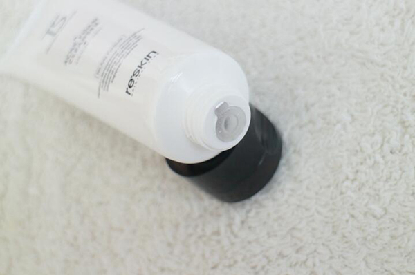 肌肤上的污垢怎么去除,白头粉刺正确消除方法