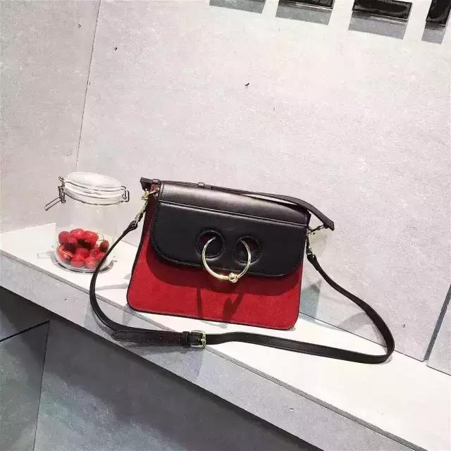 包治百病，我与时髦girl之间只差一枚“麂皮”包了！