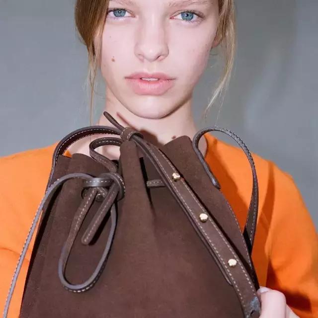 包治百病，我与时髦girl之间只差一枚“麂皮”包了！