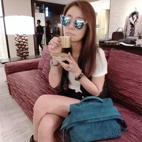 包治百病，我与时髦girl之间只差一枚“麂皮”包了！