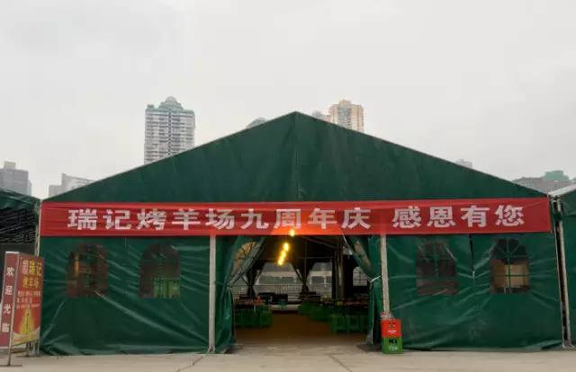 我要投诉这些店！藏在卡卡角角的烂棚棚，排队排了3天才吃到！