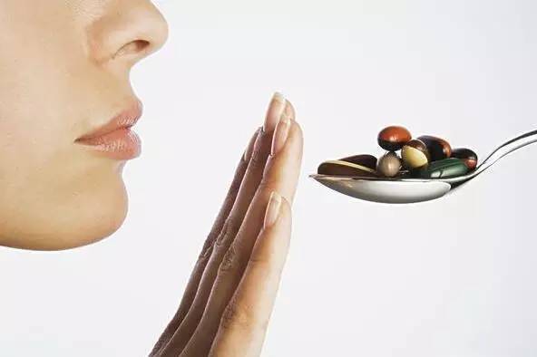 嗓子疼可以含华素片吗,咽喉发痒吃华素片行吗