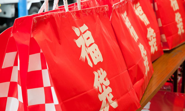 这么冷的天要不要牵我的手情头,这么冷的天还要拿手机