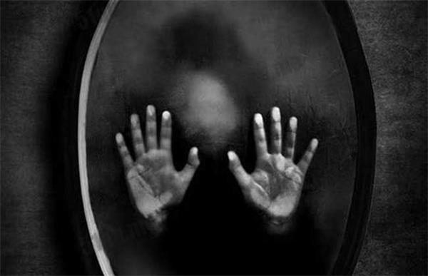 有人告诉他半夜不要照镜子，他不听，结果遭遇了祸事