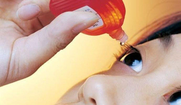 只因好奇，围观群众眼睛被灼伤，眼前一片漆黑，赶紧送急诊