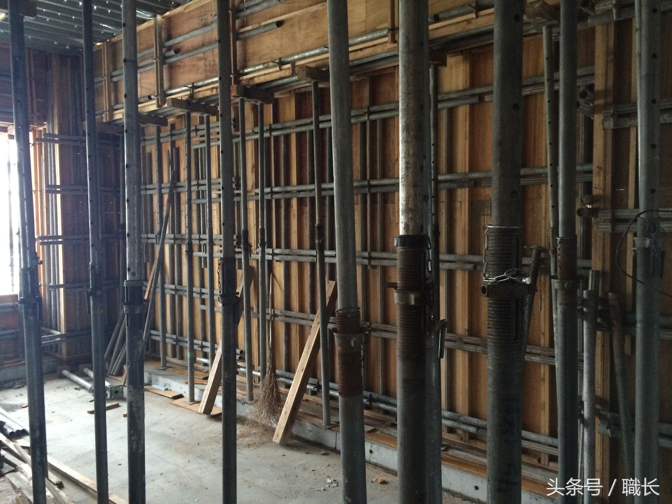 电工插座开关预埋现场视频,承重墙怎么预埋插座