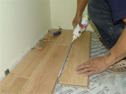 塑胶地板的地板胶有毒吗,地板胶铺在卧室有危害吗