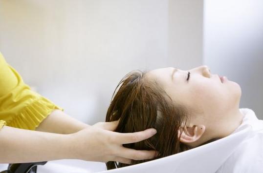 洗头的时候头发掉得厉害怎么治,洗头掉发怎么才正常