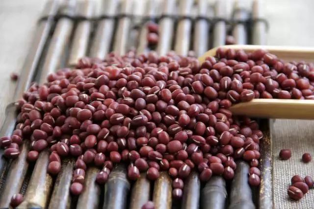 冬日就应该来碗红豆年糕汤来治愈,入秋祛湿红豆薏米粥
