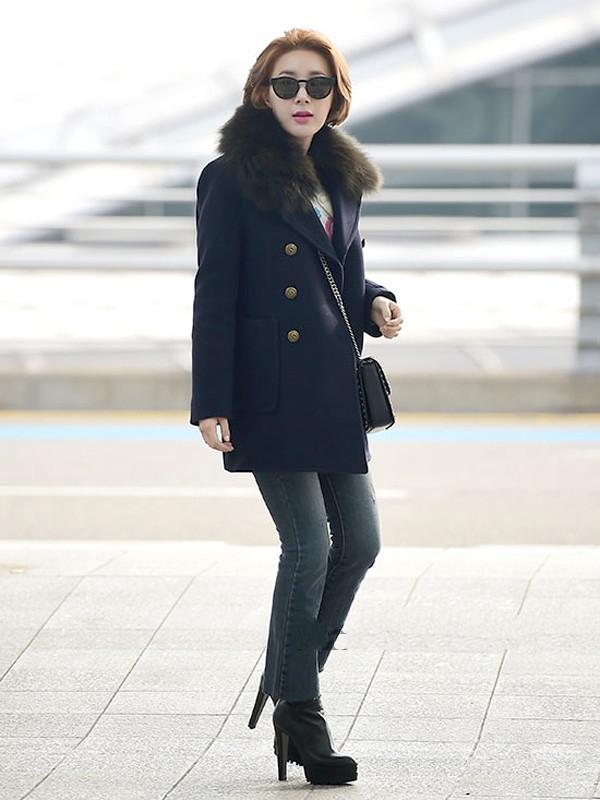 韩国女明星皮衣机场街拍,韩国女明星穿阿迪