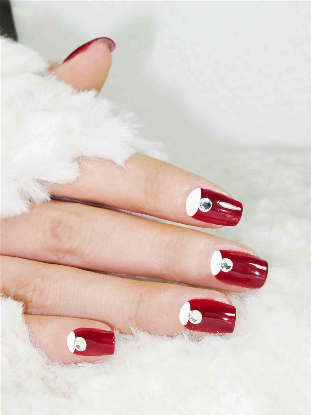 女人涂甲油,女生涂大红色脚甲油