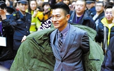 怎么避免穿正装像卖保险的,穿西装怎么才不像卖保险的