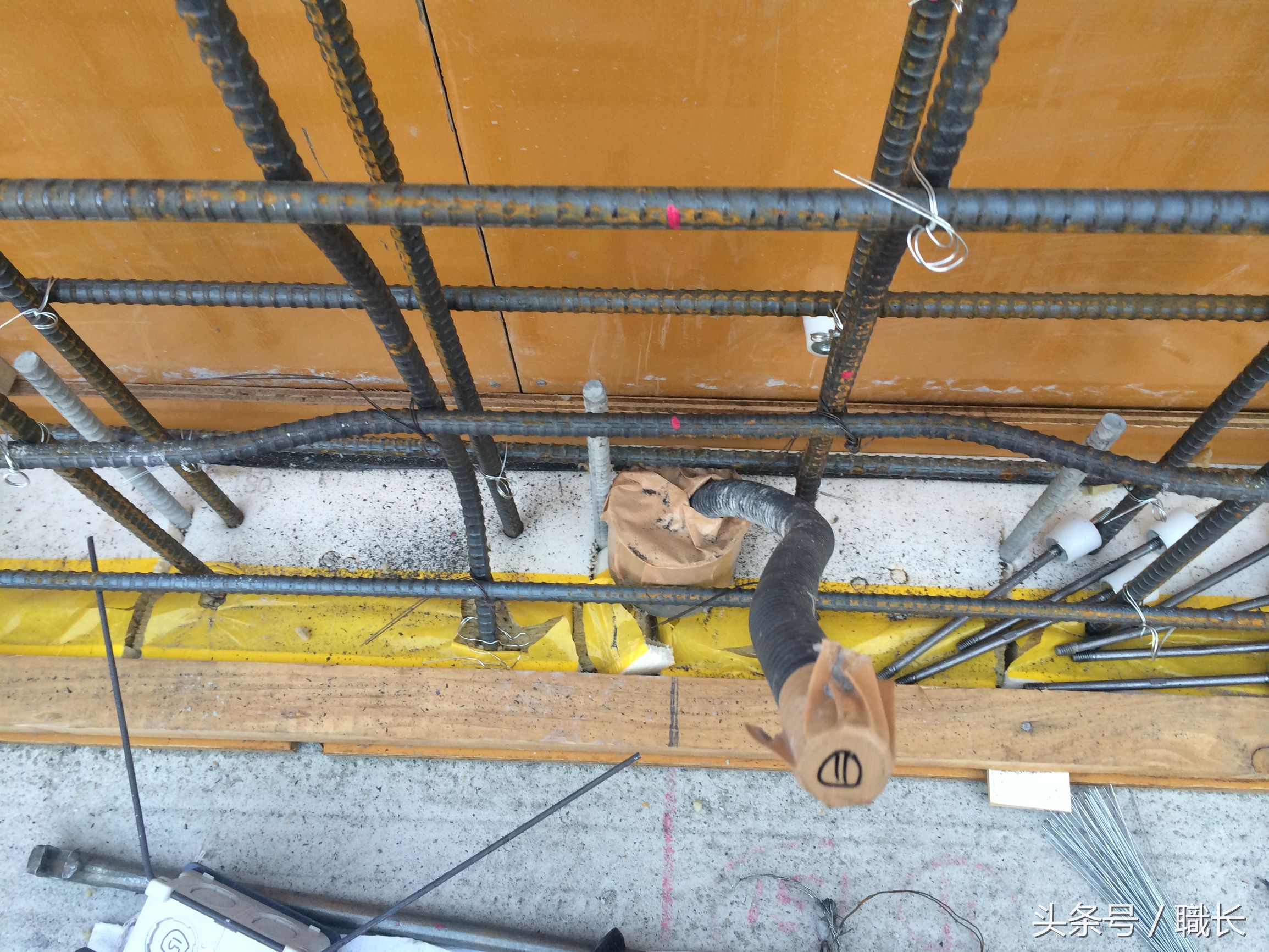 电工插座开关预埋现场视频,承重墙怎么预埋插座