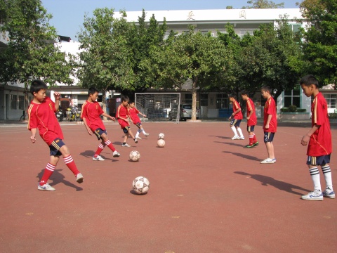 足球基本功训练方法教案,足球带球基本功教学