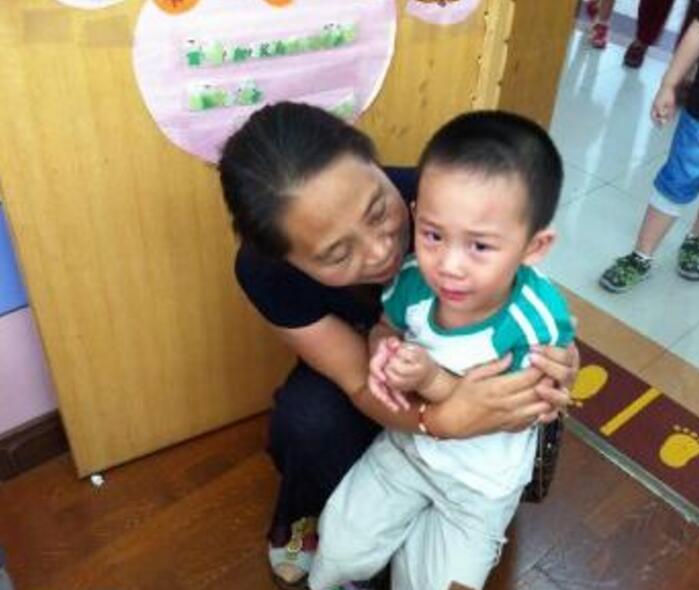 小孩手背擦伤严重,儿子擦伤了妈妈心痛的说说