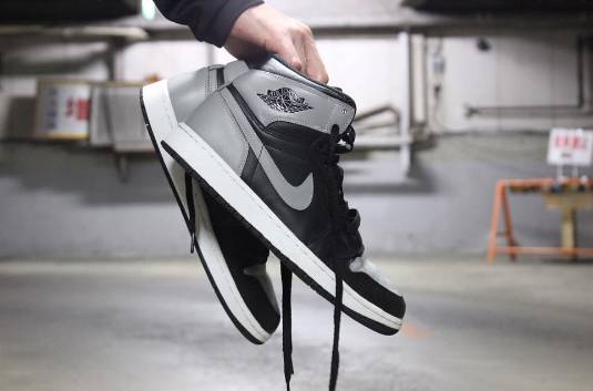 aj1现在哪双鞋值得入手,aj1两双不同配色一脚穿一只