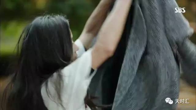 全智贤随便从垃圾桶捡来的衣服，比你一个月工资还高