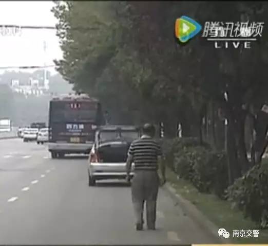 「一路有你」爷爷哄孙子，教2岁孩子在马路上开叉车……婚礼上的超豪华车队没接新娘去了哪里？