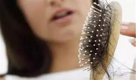如何清理头发垃圾,如何清理头发上的毛絮